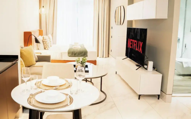 Luxury Studio Rooftop Pool & Gym Access