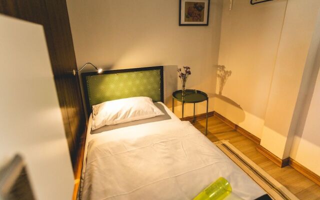 Post Factory Bed & Breakfast Sathorn Hostel - Adults Only