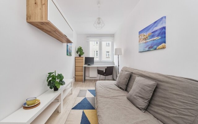 Charming Apartment Fabryczna by Renters