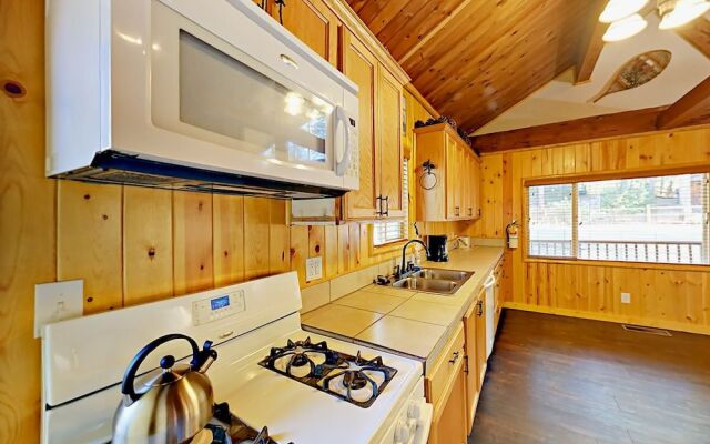 880 Edgemoor Rd Cabin