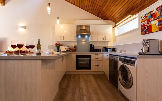 Amazing Lake View Spacious Townhouse with Parking