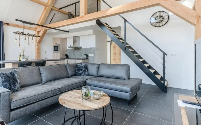 Chic Thatched-roof Stay