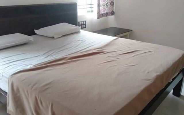 Iroomz Grand Palace