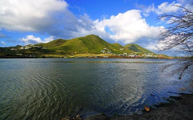 Studio with lake view balcony and wifi at Saint Martin