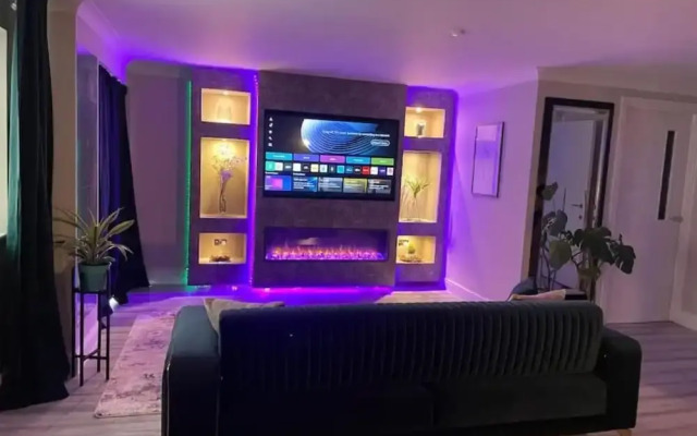 The Exclusive Jacuzzi Apartment