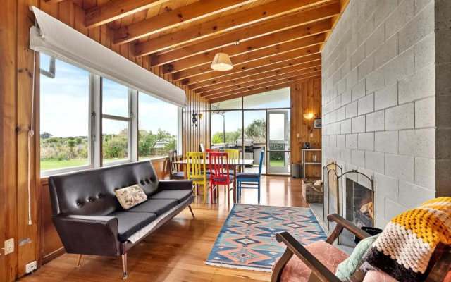 Queenie - Waikanae Beach Holiday Home
