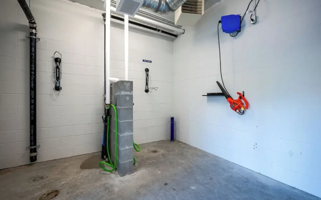 AQUA Corner Unit w Amazing View 614