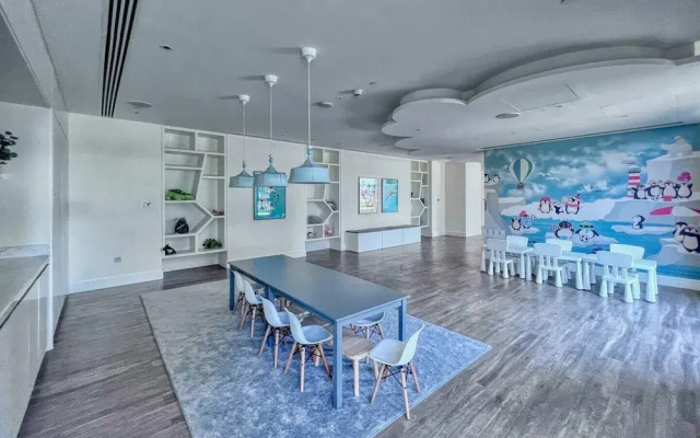 Bright 2BR in top Creek Rise Tower