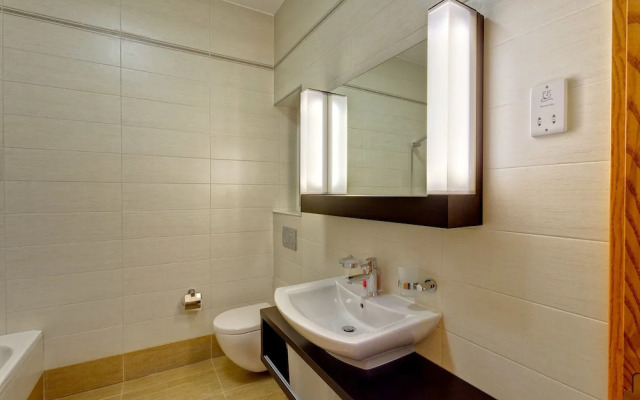Stunning Seafront Lux Apt wt Pool, Upmarket Area