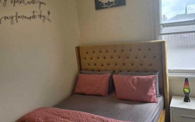 Charming Wolverhampton Apartment With Private Entrance