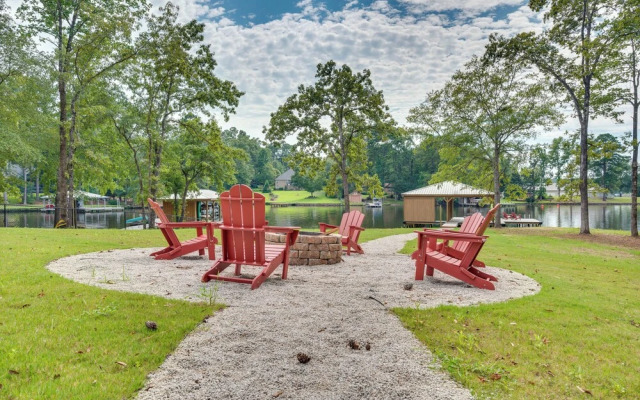 Spacious Lake Sinclair Vacation Rental w/ Dock!