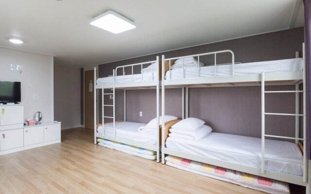 Edel Guesthouse - Hostel