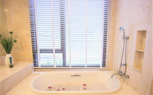 Luxury Oceanfront_pool access apartment