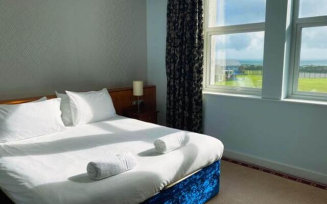 Admiralty Hotel & Restaurant