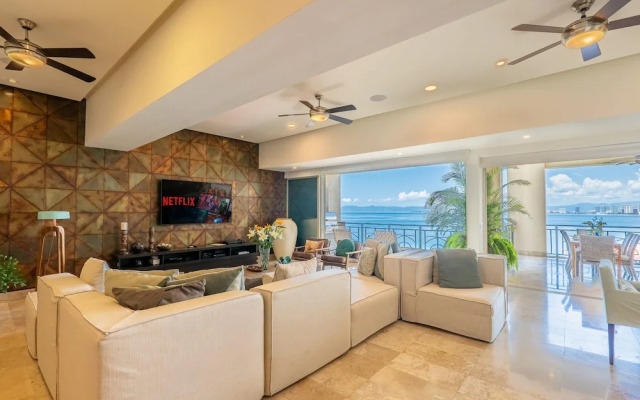 Ocean Front Amazing Views and Location Sleeps 8