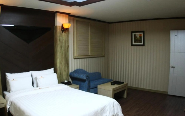Metropol Tourist Hotel