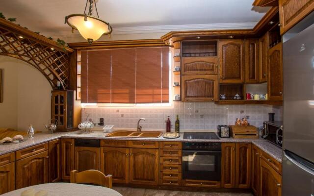 Paradise Bar Luxury Apartments