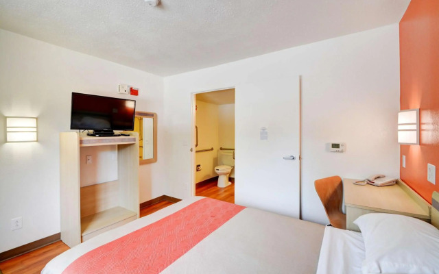 Motel 6 Southington, CT - Hartford