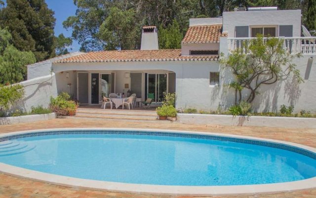 Roofed Villa in Albufeira With Private Swimming Pool