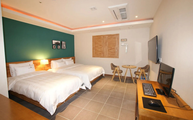 River Hotel