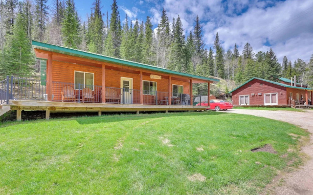 Wraparound Deck & Grill: Deadwood Cabin