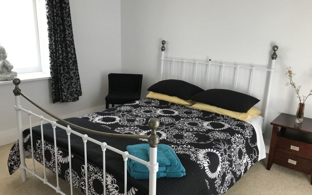 Villa on Grey Street – Guest Rooms – Hamilton