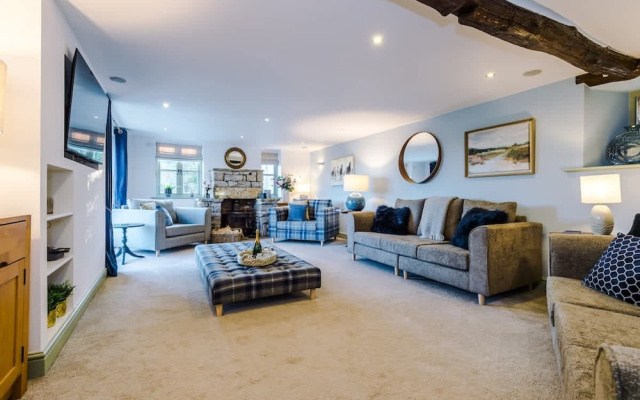Luxurious Private Home w Hot Tub Log Burner