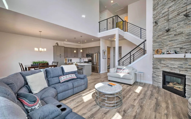 Inviting Hideout Townhome w/ Balcony & Lake Views!