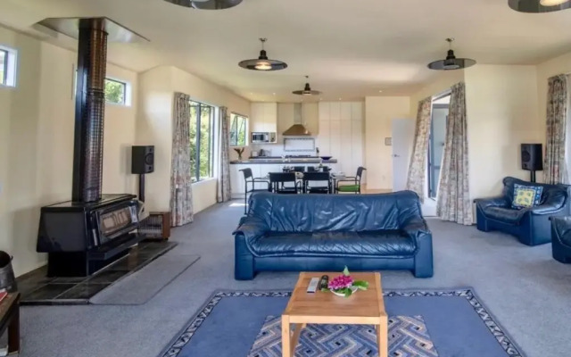 The Bellbird's Nest - Takamatua Holiday Home