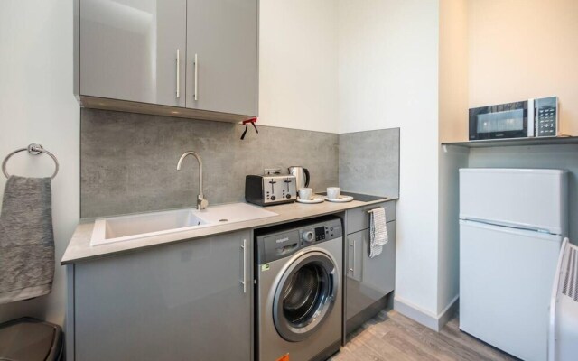 Exquisite Serviced Studio With Private Parking