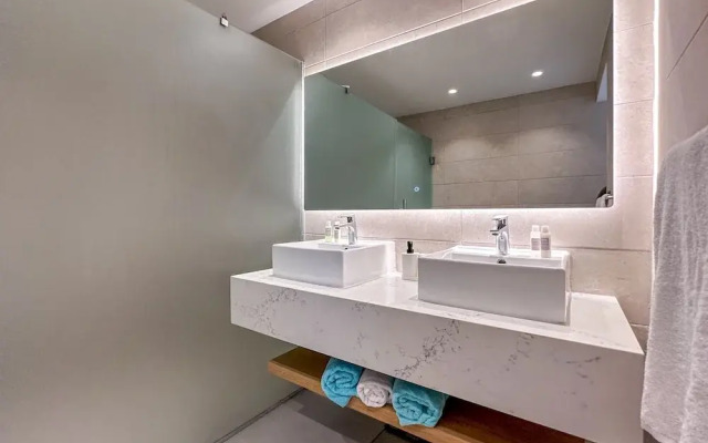 Luxury 3 Bedroom Apartment at the Beach