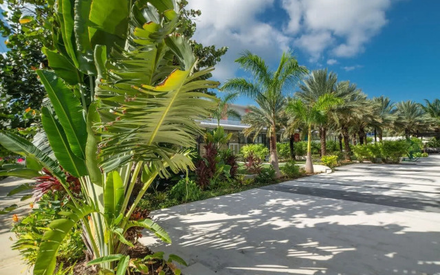 Spacious 1BR 1bth Apt w Rooftop Pool Near Beach