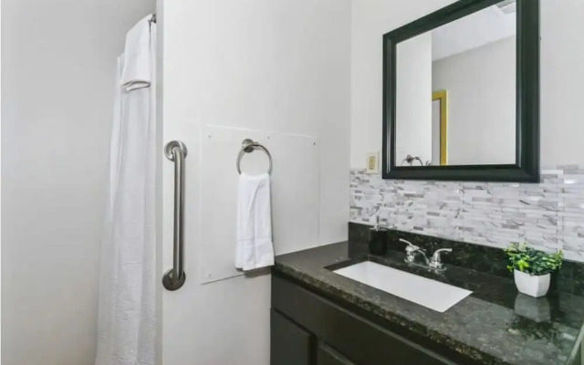 Near Downtown Beach House Apt