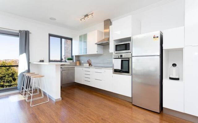 Beachside Apartment with Stunning Views & Parking