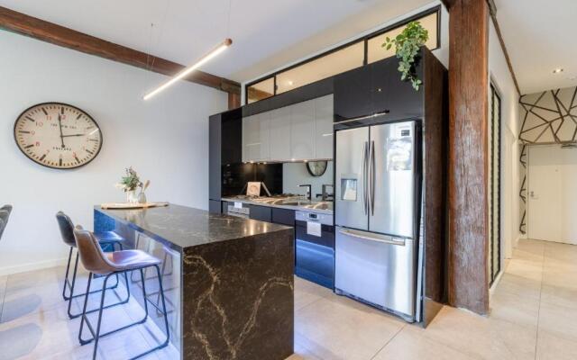 Luxury 3 brm 2 bath Woolstore apt with Courtyard