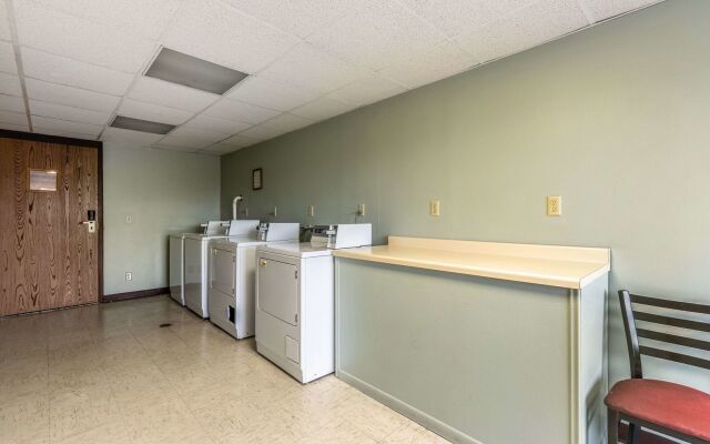 AmericInn & Suites By Wyndham Baraboo Event Center