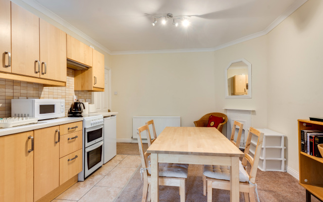 Spacious 1-Bedroom Flat with garden & free parking