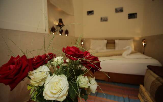 Riad White Flowers