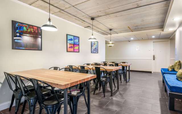 Clarion Pointe Richmond North near University