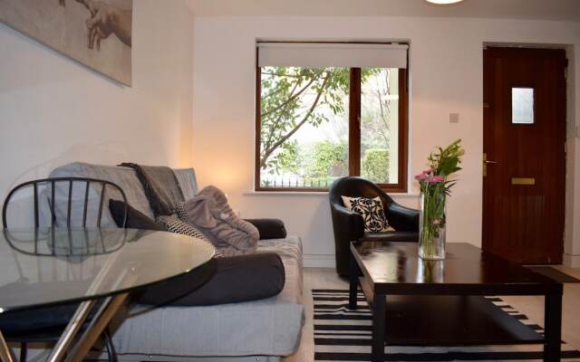 1 Bedroom Flat 5 Minutes Away From Stephens Green