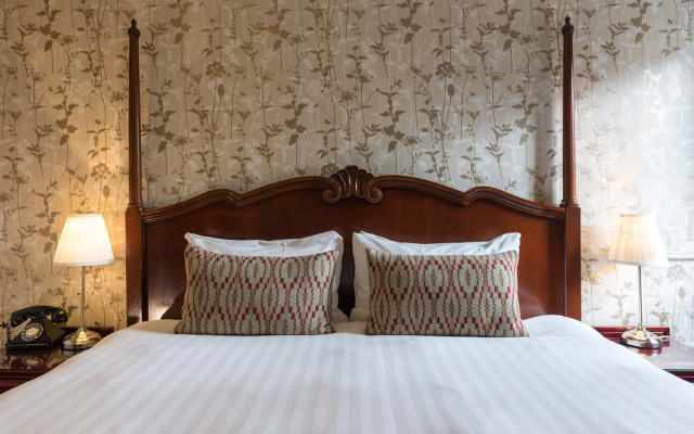 The Crown Manor House Hotel