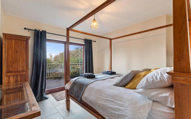 Glendale Cottage - Sea Views, Beach Access, Hot Tub