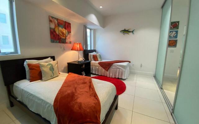 2Bedroom 2Bath with Private Rooftop&Jacuzzi,1block from beach