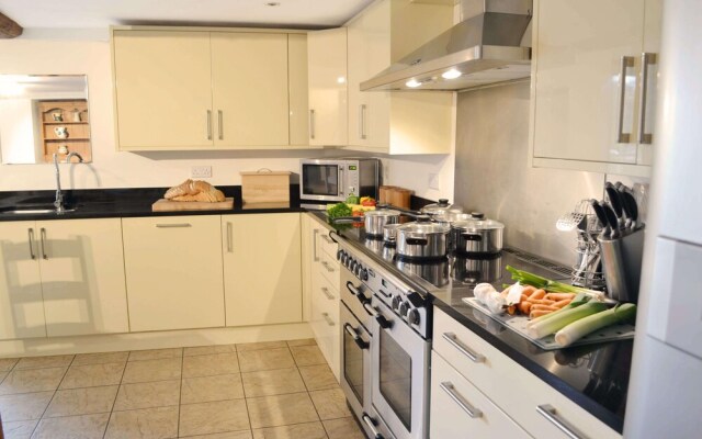 Beautifully converted 400-year-old threshing barn. Pet-friendly.