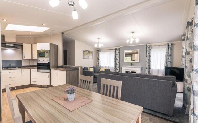 Moore Lodge with Hot Tub