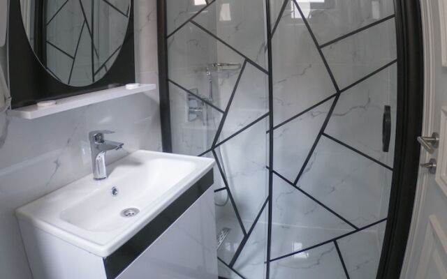 Отель Crowned Hotel