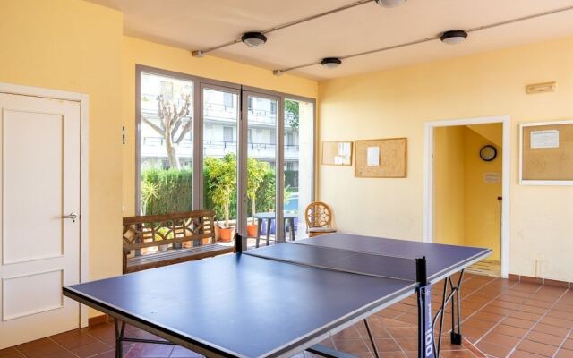 2BR  Apartment with Sea View, Gym and Pool Ref 129