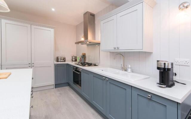 Enfield House - Charming, Modern and Light 4bed