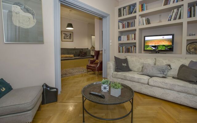 Downtown, classic apartment in Syntagma by GHH