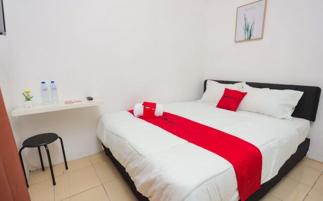 RedDoorz near Plaza Araya 2